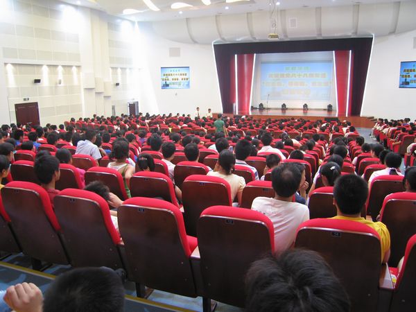 慶祝建黨八十八周年“應(yīng)危機、講奉獻、求發(fā)展”演講比賽